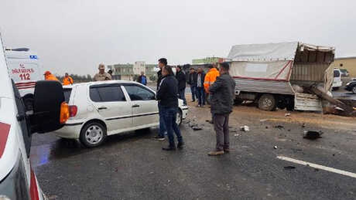 Nusaybin\'de Otomobil ile Kamyonet Çarpıştı: 4 Yaralı