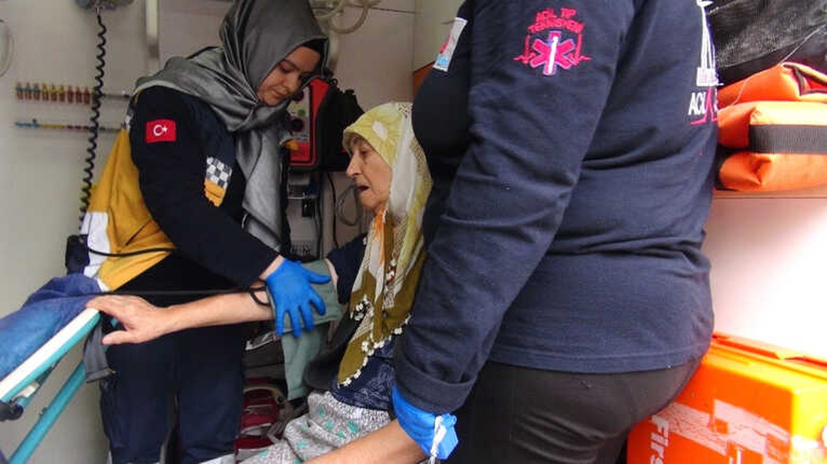 Ocakta Tutuşan Tavadan Yangın Çıktı Anne ve Kızı Yaralandı