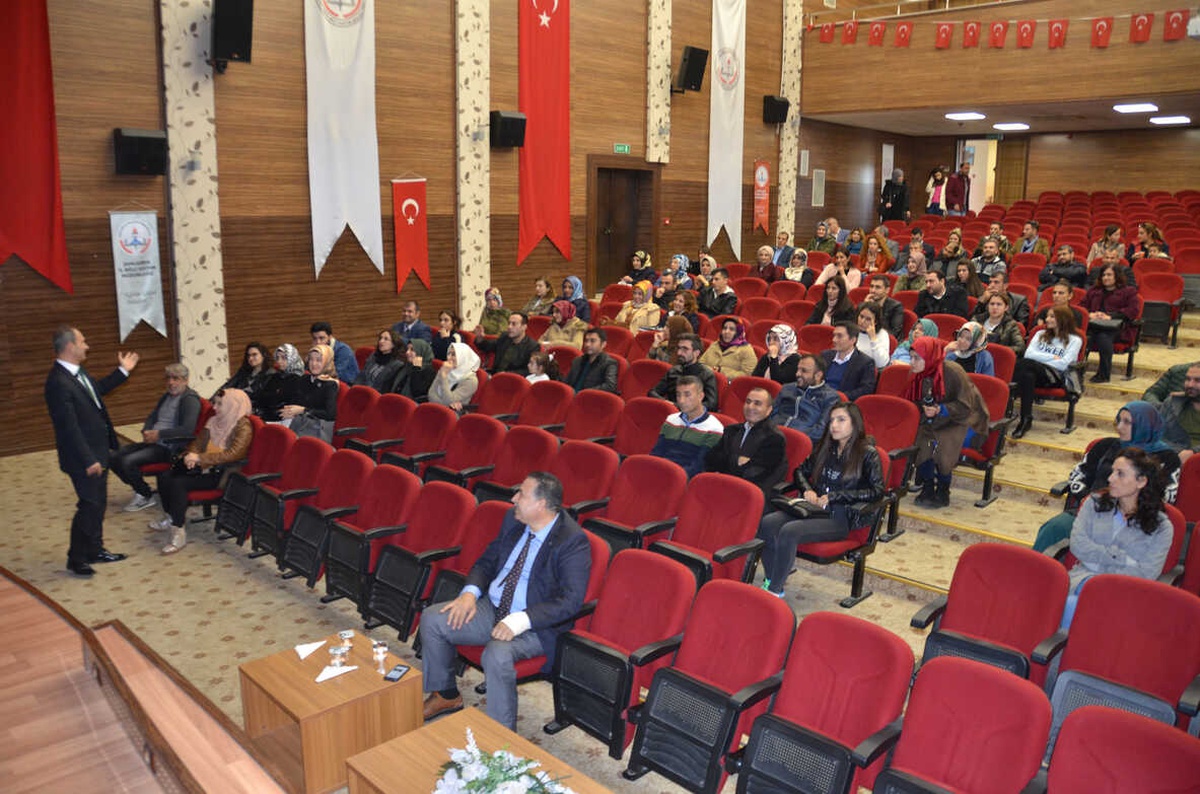 "Öğretmenler Günü" Haftası Dolayısıyla Öğretmenlere "Etkili Sunum" Semineri Verildi