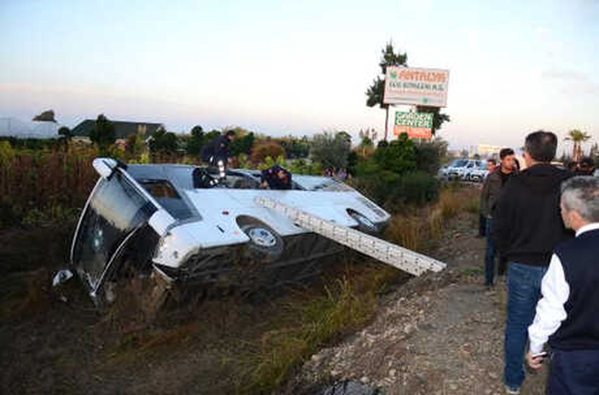 Otel Servisi Şarampole Devrildi: 14 Yaralı