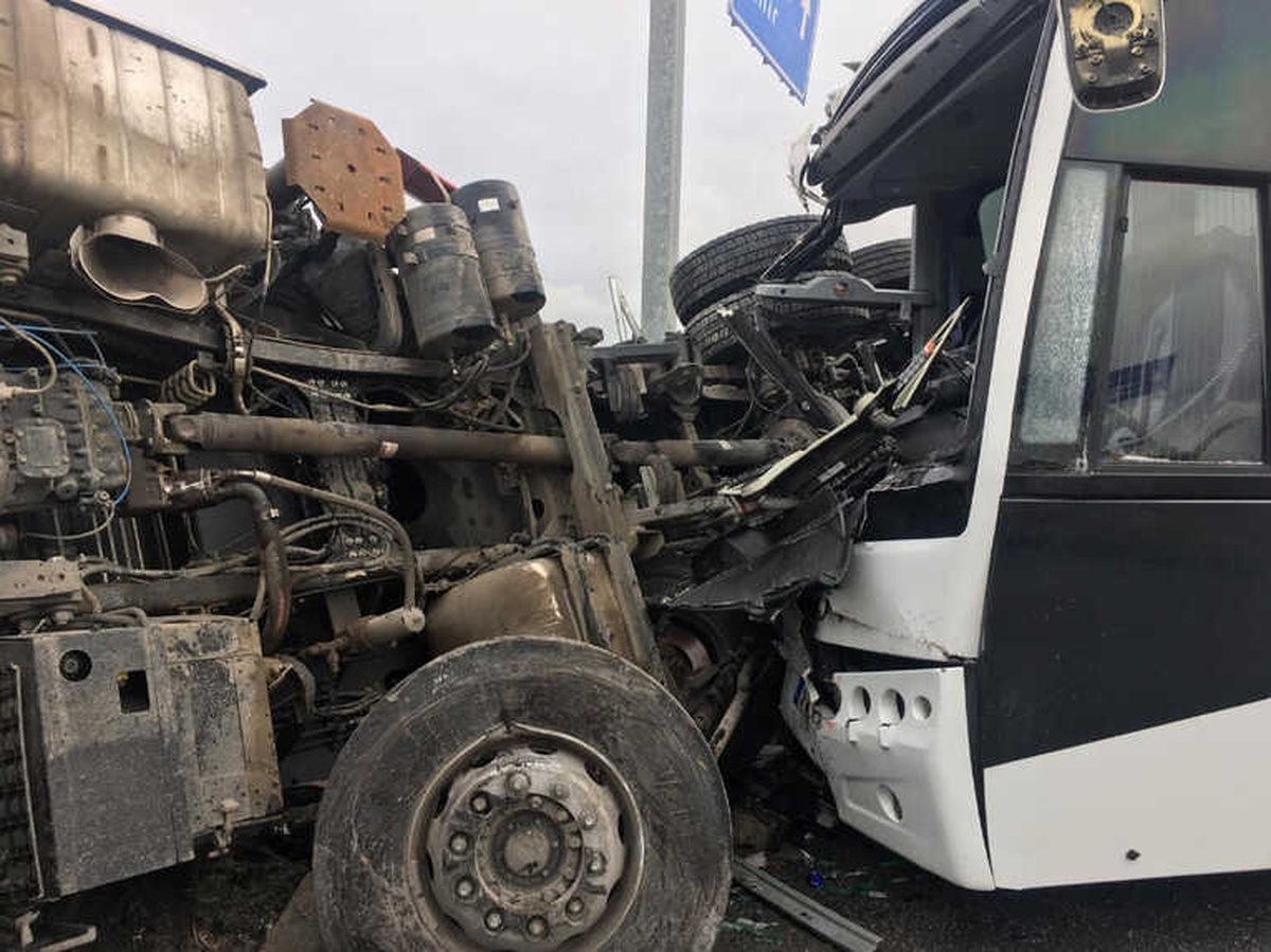 Otobüsle Vinç Yüklü Kamyon Çarpıştı: 17 Yaralı
