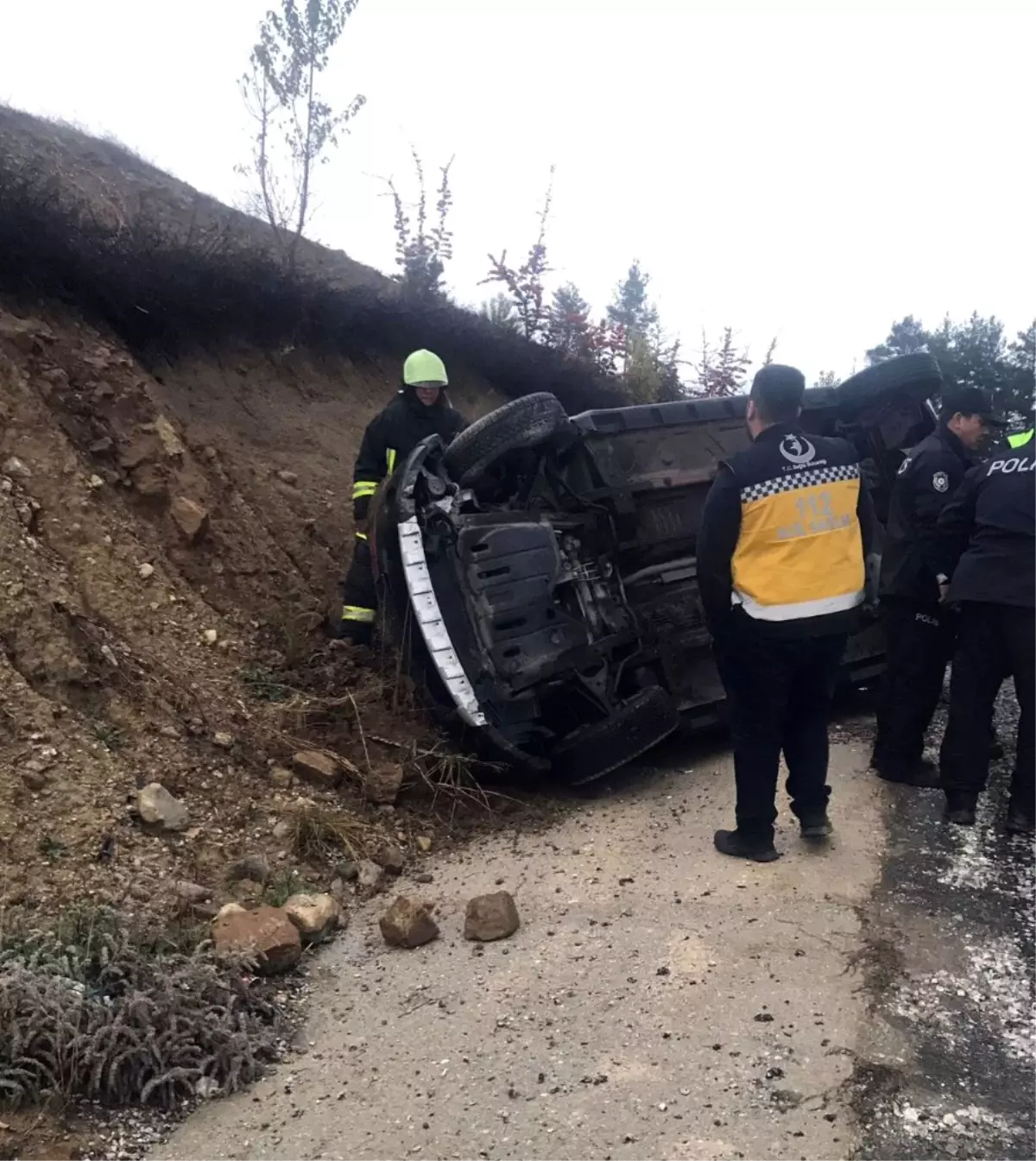 Otomobil Şarampole Devrildi: 2 Yaralı