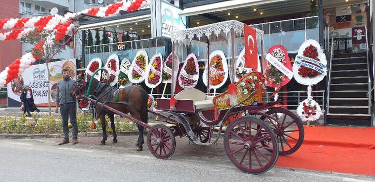 Bu Kafeye Müşteriler Faytonla Geliyor