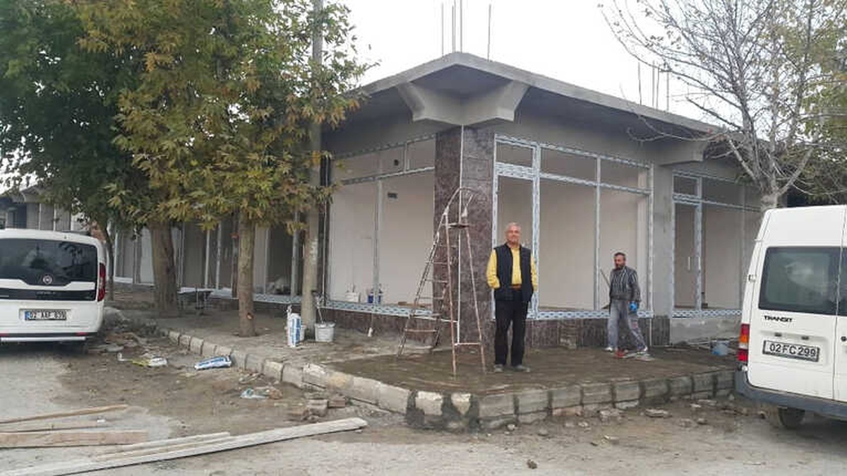 Samsat\'ta Depremzede Esnafların İşyerleri Yapılıyor