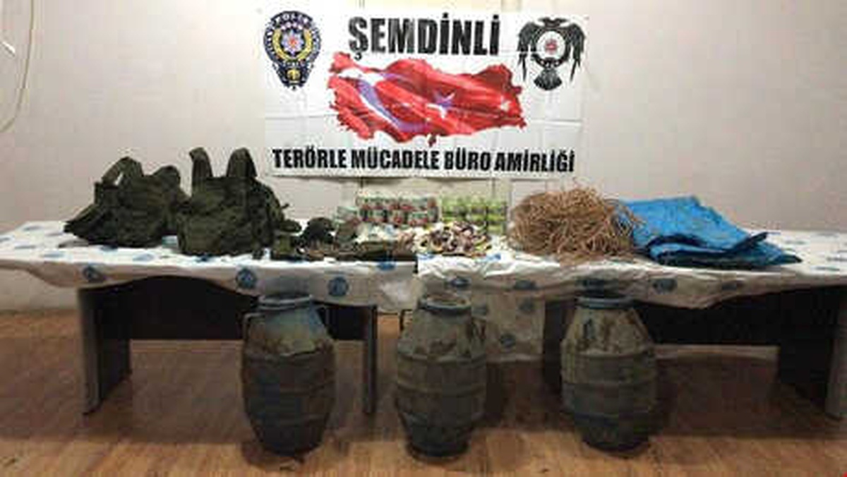 Şemdinli\'de Roketatar Mühimmatı ve Patlayıcı Malzemesi Ele Geçirildi