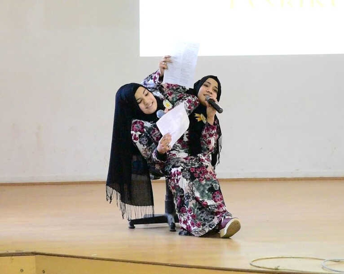 Siyam İkizleri Okudukları Şiirle Duygulandırdı