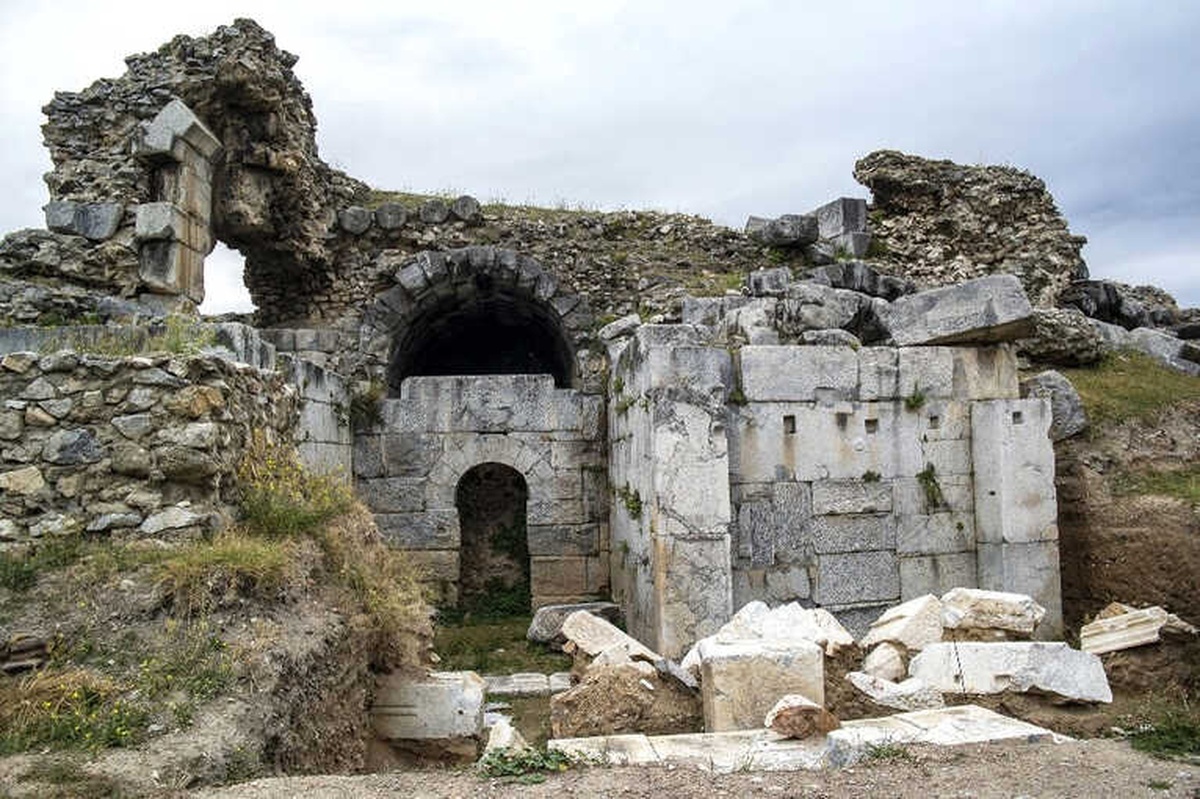 Tarihi Roma Tiyatrosu\'ndan 2500 Yıllık Seramikler Çıktı...