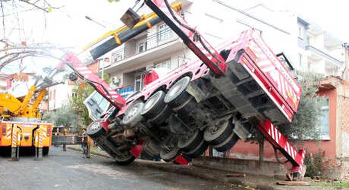 Zemin Çökünce Kalorifer Kazanı Vinçten Düştü, Faciadan Dönüldü
