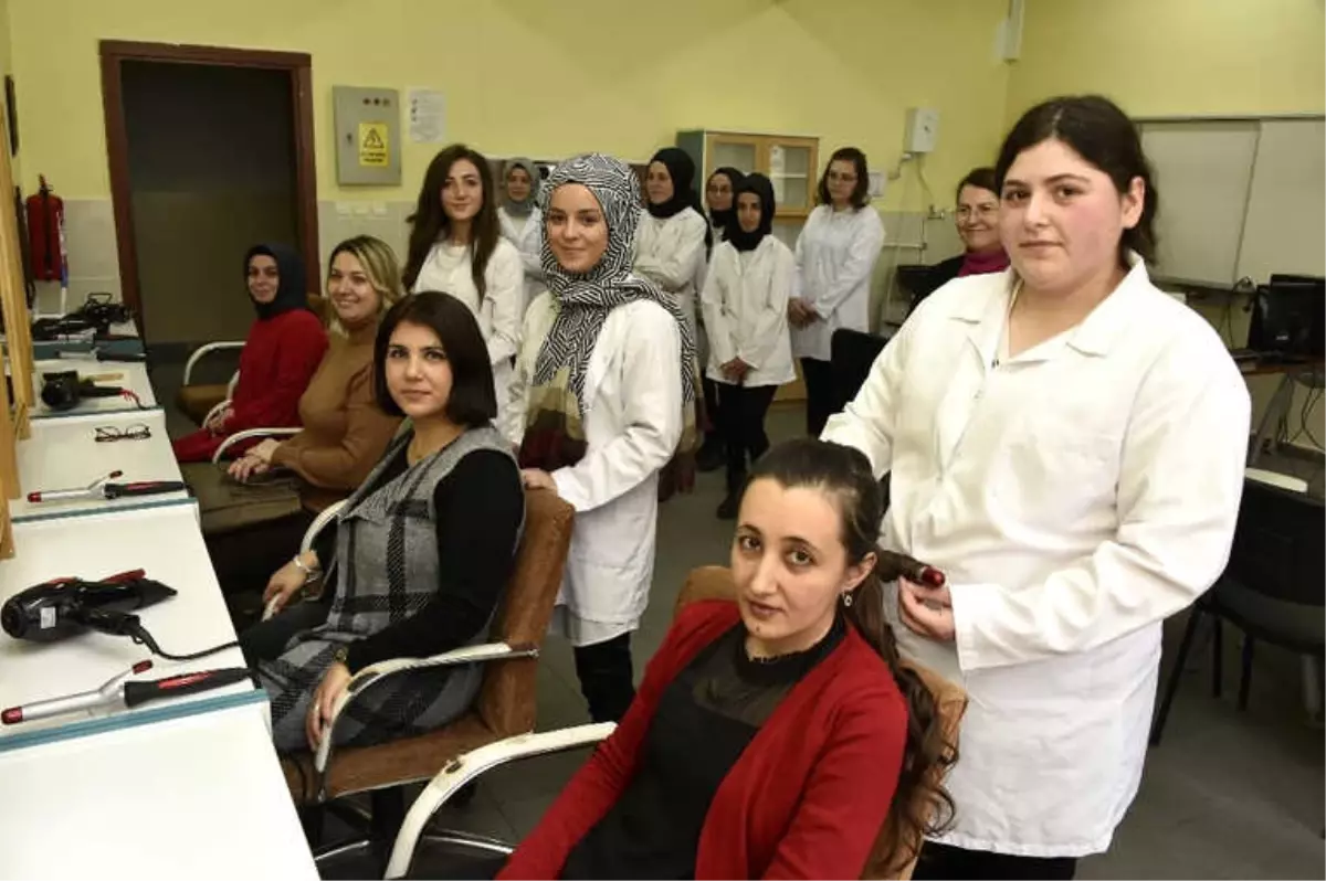 24 Kasım Öğretmenler Günü Öncesi Öğretmenlerinin Saç Bakımını Yaptılar