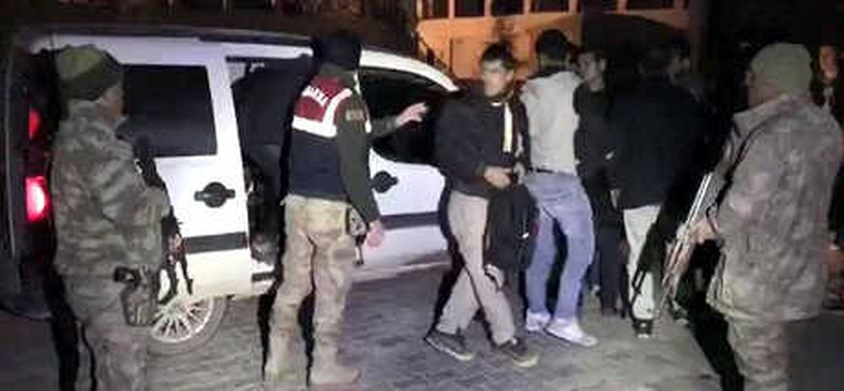5 Kişilik Araçtan, 16\'sı Kaçak, 17 Kişi Çıktı