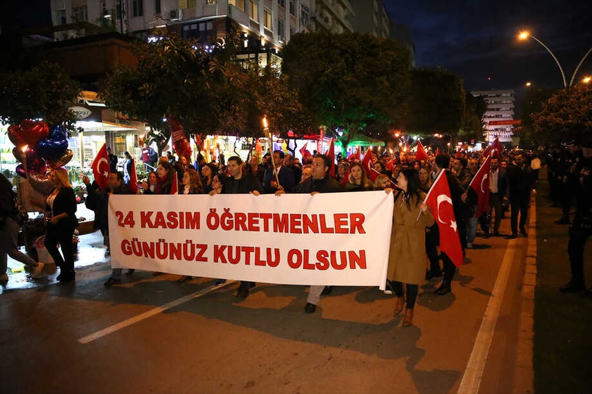 Adana\'da Öğretmenlerden Fener Alayı