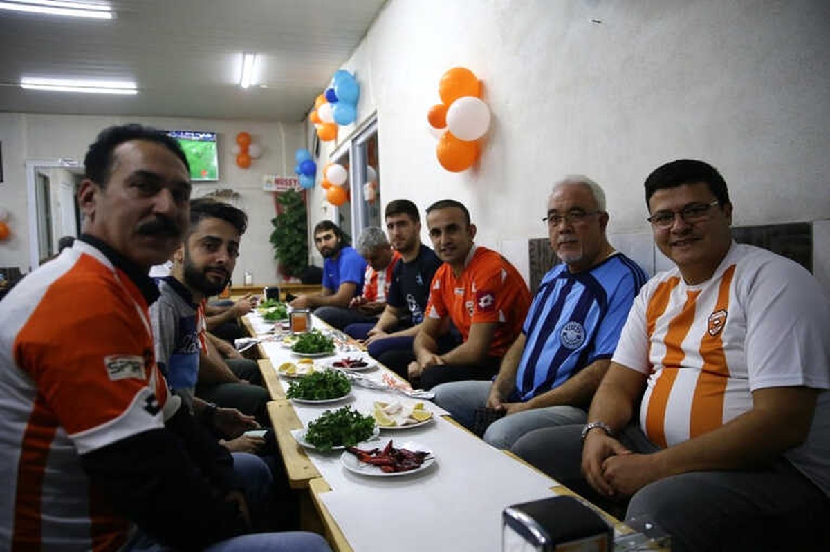 Adana Demirspor ve Adanaspor Taraftarlarından Dostluk Yemeği