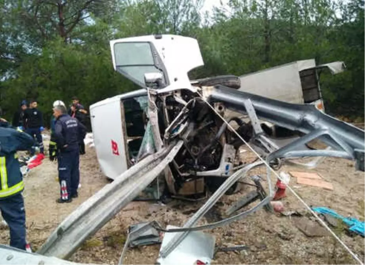 Antalya\'da Portakal Toplamaya Giden Suriyelilerin Minibüsü Devrildi: 1 Ölü, 12 Yaralı- (2)- Yeniden