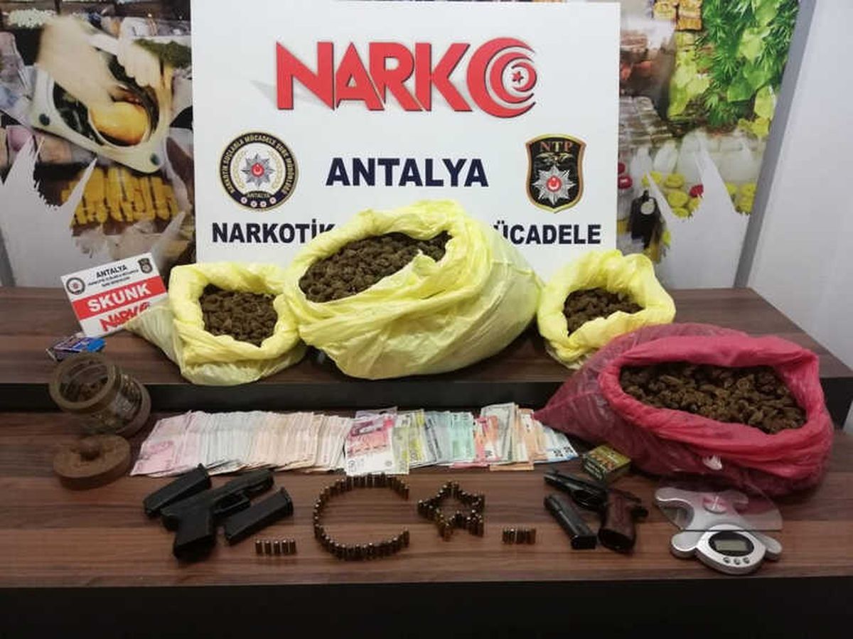 Antalya\'da Uyuşturucu Operasyonu: 4 Gözaltı