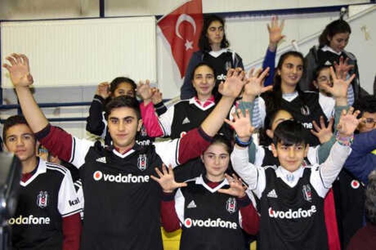 Ardahan\'da Öğrencilere 5 Bin \'beşiktaş\' Forması Dağıtıldı