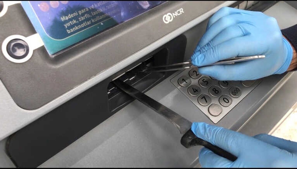 Atm Dolandırıcısından Akıllara Durgunluk Veren \'Cımbız\' Yöntemi