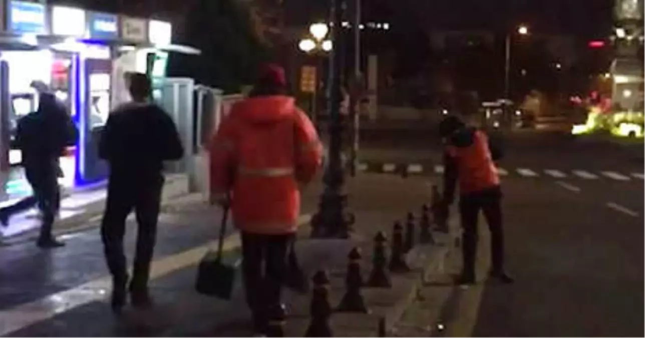 Atm\'lerden \'Cımbız\' Yöntemiyle Para Çaldı, Polis Çöpçü Kılığına Girip Yakaladı