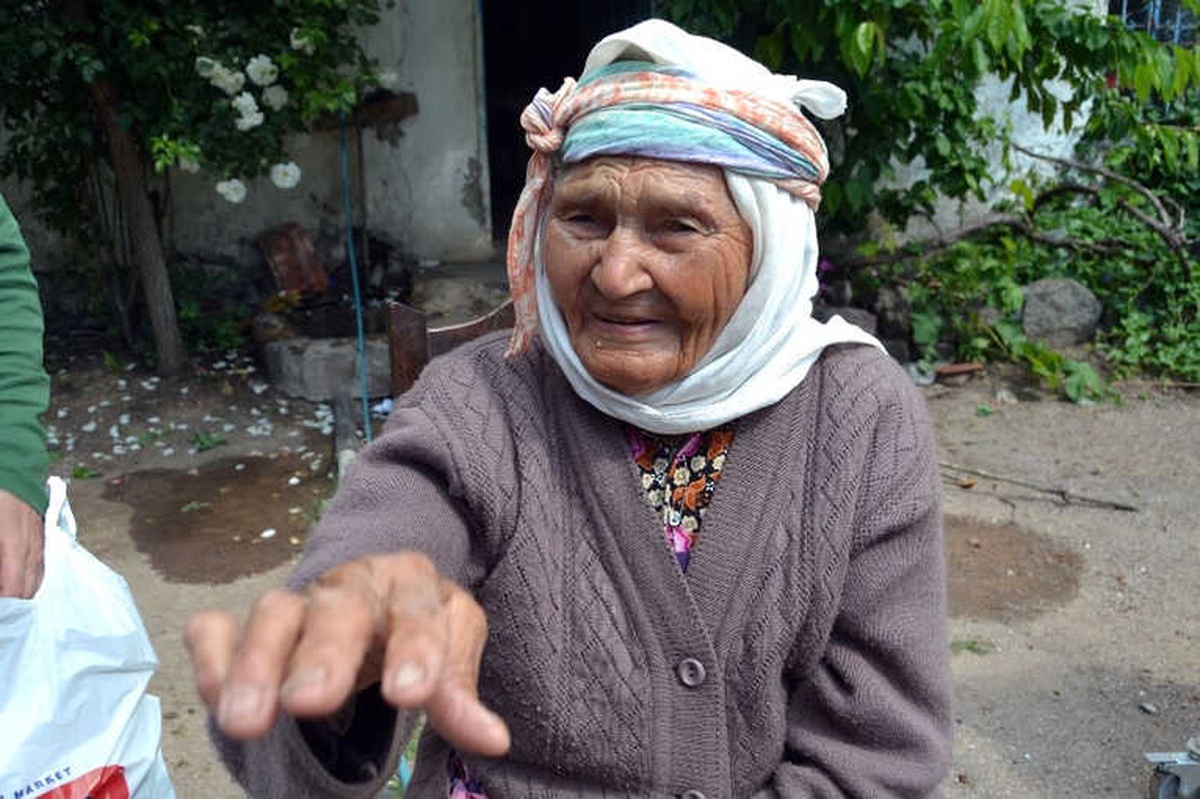 Ayvalık\'ta 114 Yaşındaki Fatma Nine Hayatını Kaybetti