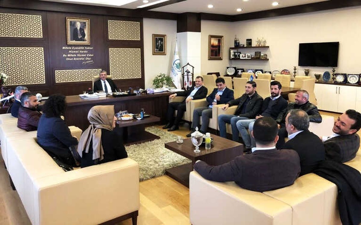 Başkan Çetin Okullara Çiçek Gönderip Öğretmenler Günü\'nü Kutladı