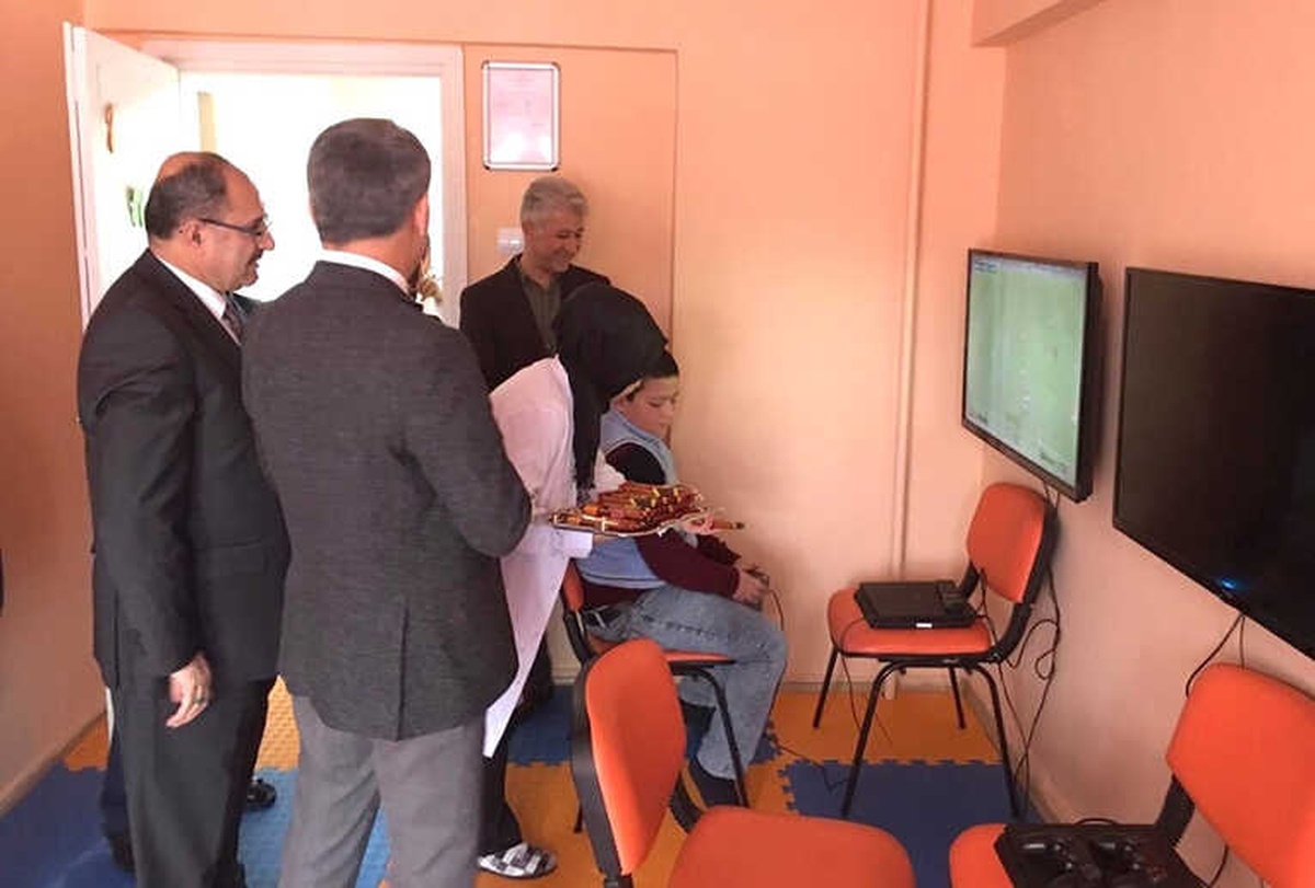 Başkan Demir, Tatvan Semt Kütüphanesini Gezdi