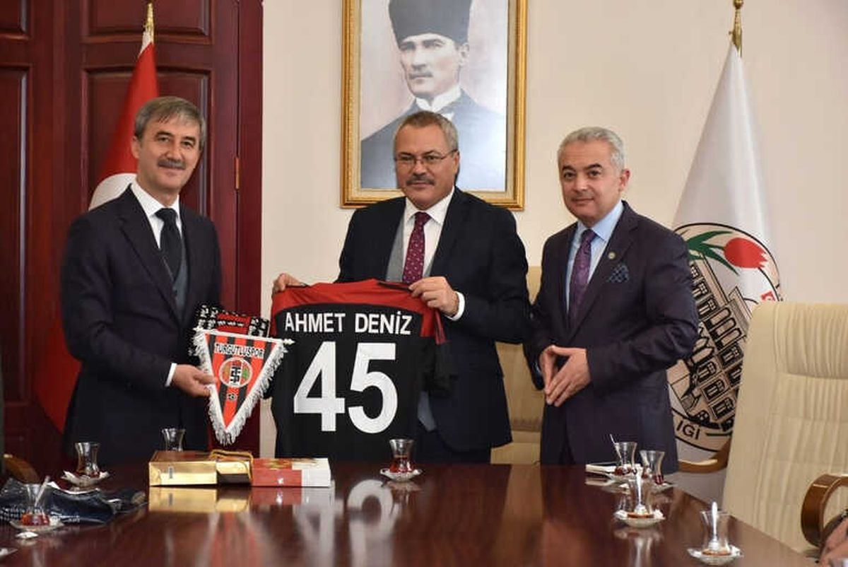 Başkan Şirin\'den Vali Deniz\'e Turgutluspor Forması