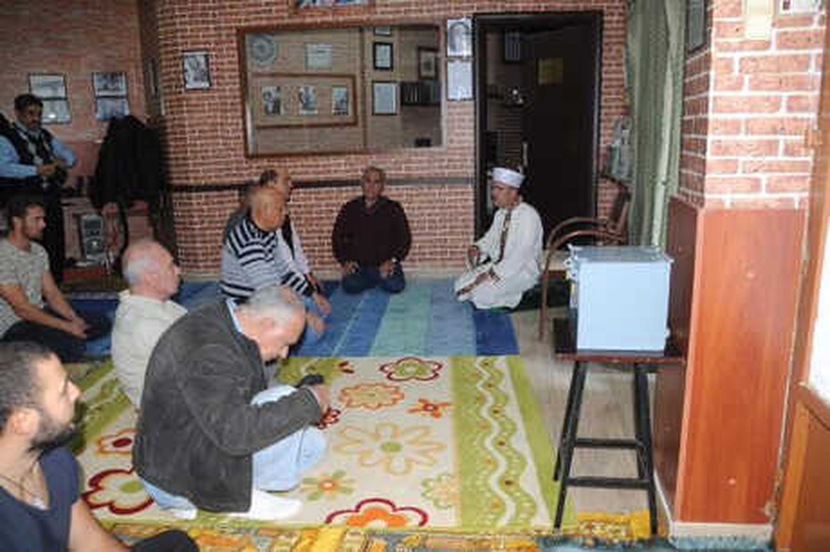 Camileri Kapalı Selanikli Türkler, Dernek Lokalinde Namaz Kılıyor