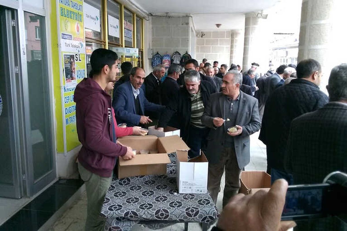 Çelikhan İlçesinde Vatandaşlara Helva İkram Edildi