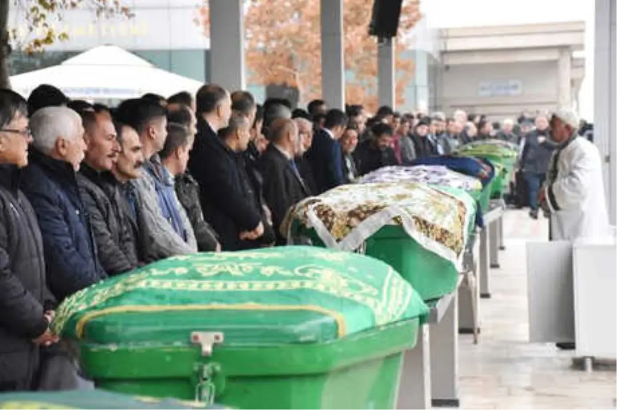 Darende\'deki Kazada Ölenler Gözyaşlarıyla Toprağa Verildi (Tekrar)