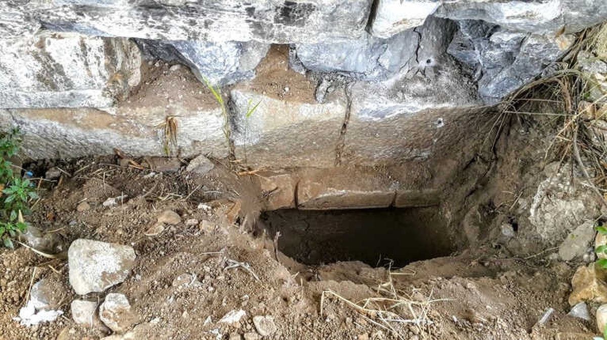 Defineciler Tarihi Köprünün Ayağında Kaçak Kazı Yaptı
