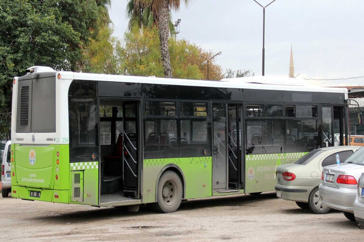 Erkek Yolcu Kadın Sürücüyü Darp Etti