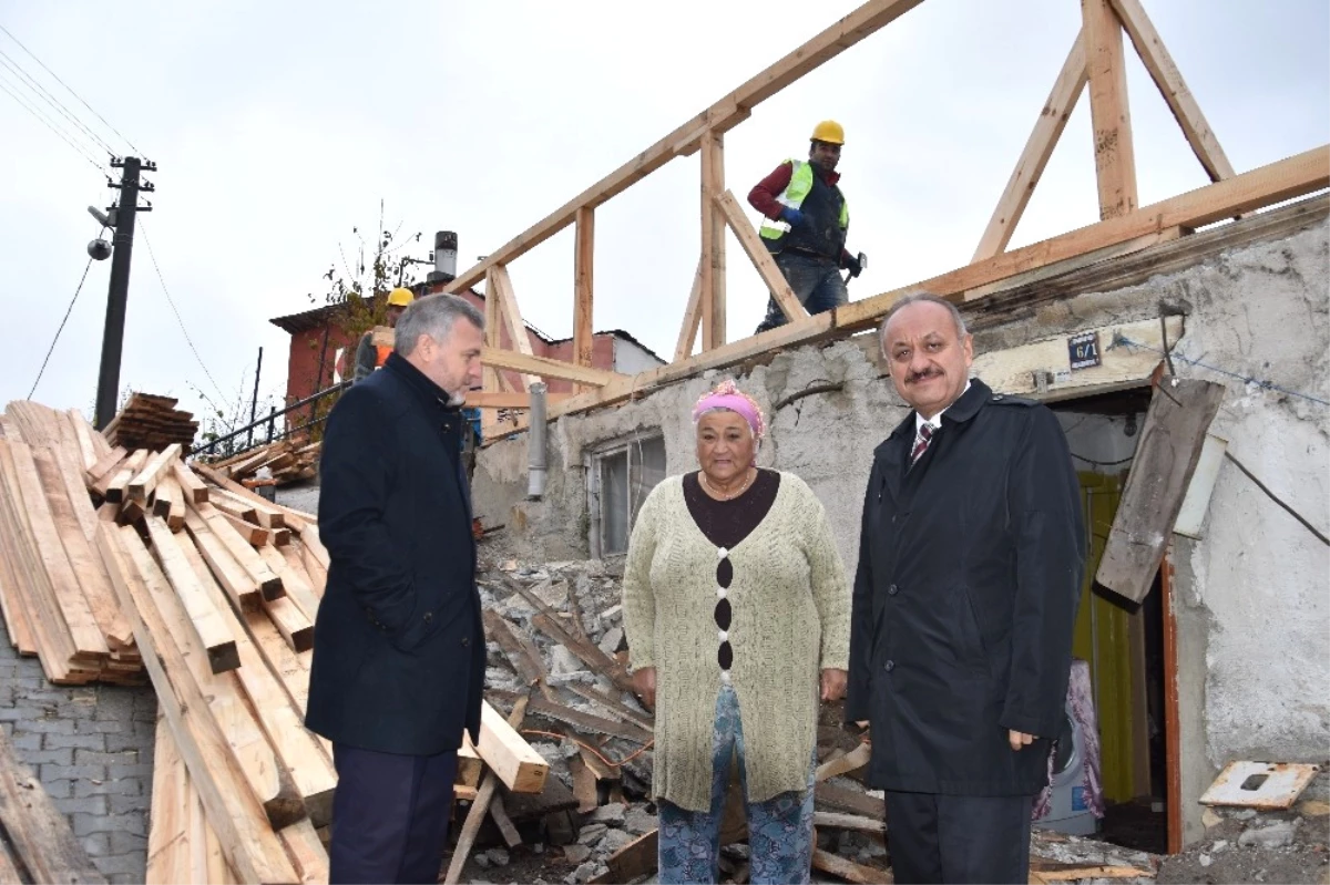 Evinin Çatısı Kullanılamaz Halde Olan Yaşlı Kadına Belediye Sahip Çıktı