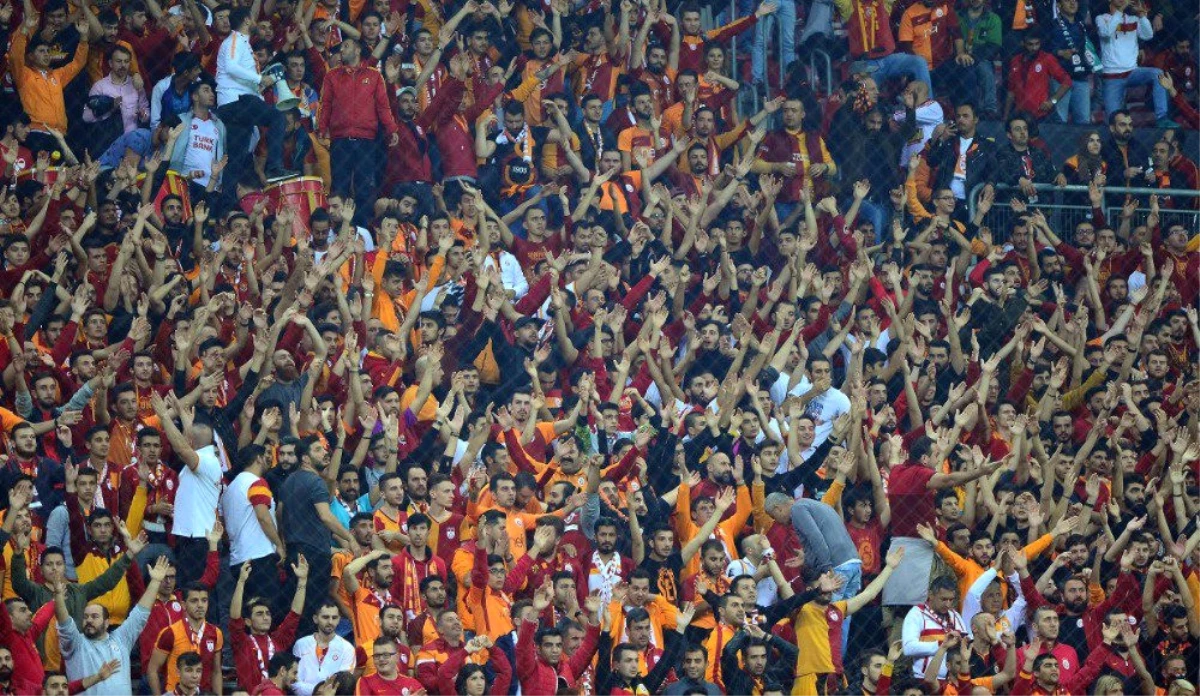 Galatasaray Tribünleri, Yıldırım Demirören\'i İstifaya Davet Etti
