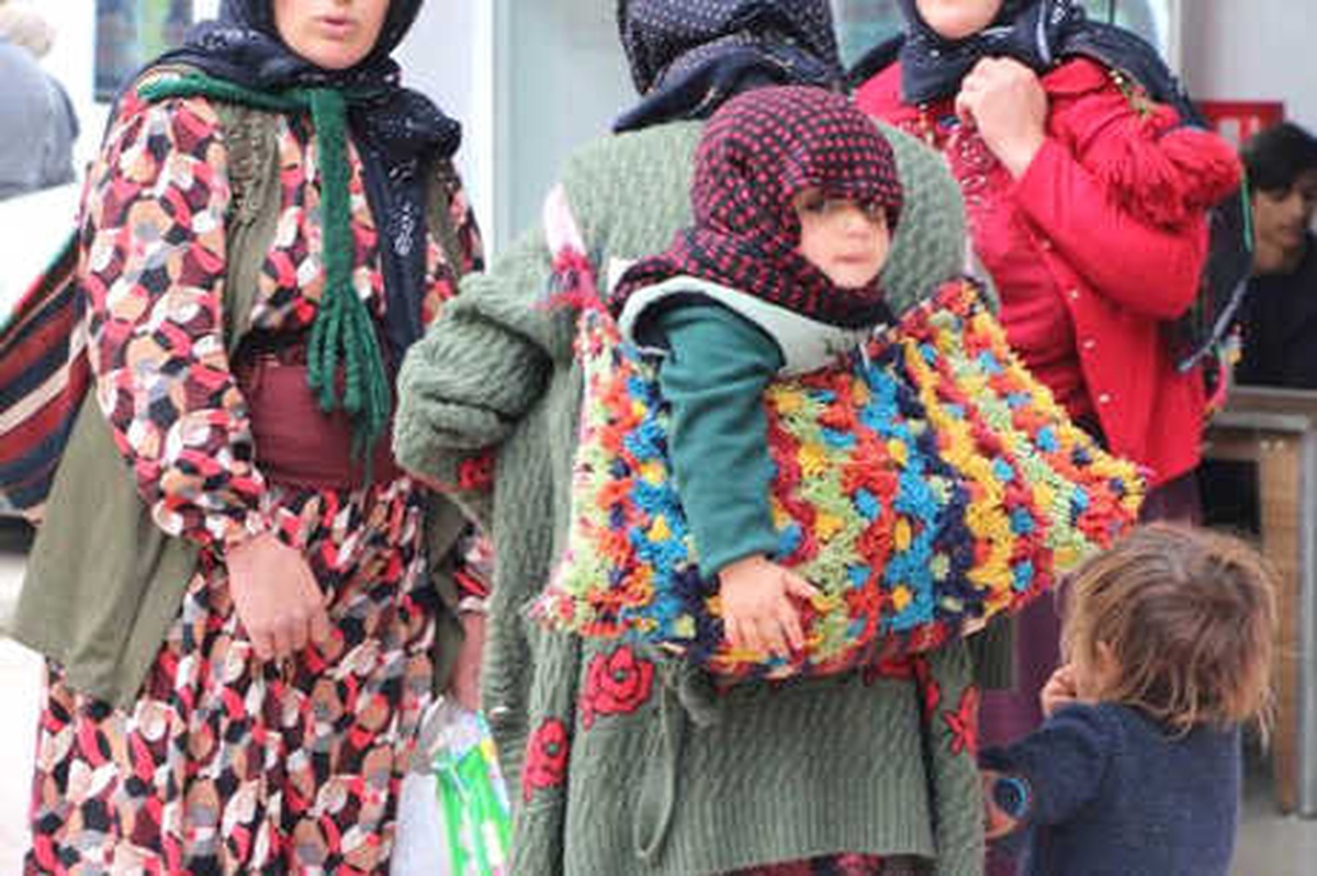 Göçebe Kadınlar, Sırtlarındaki Bebekleriyle Alışveriş Yaptı
