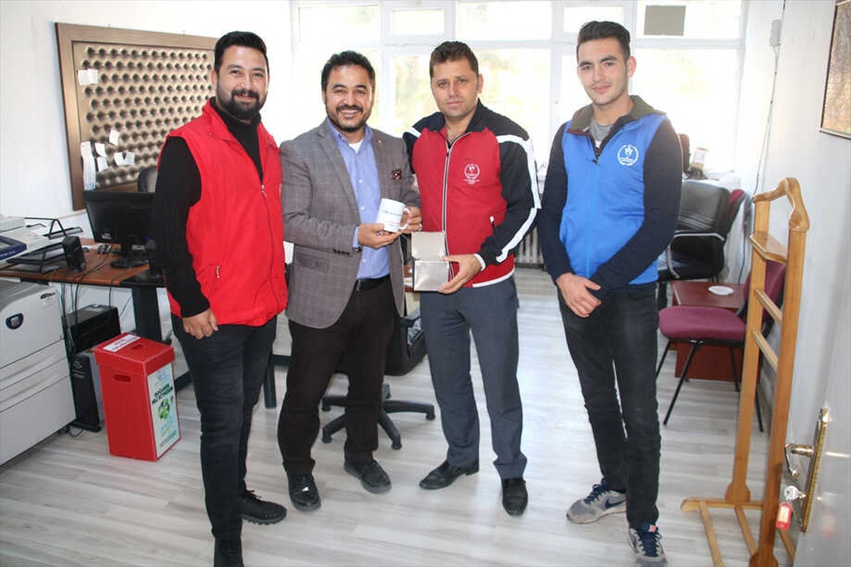 Kamanlı Gençlerden Okul Müdürlerine Hediye