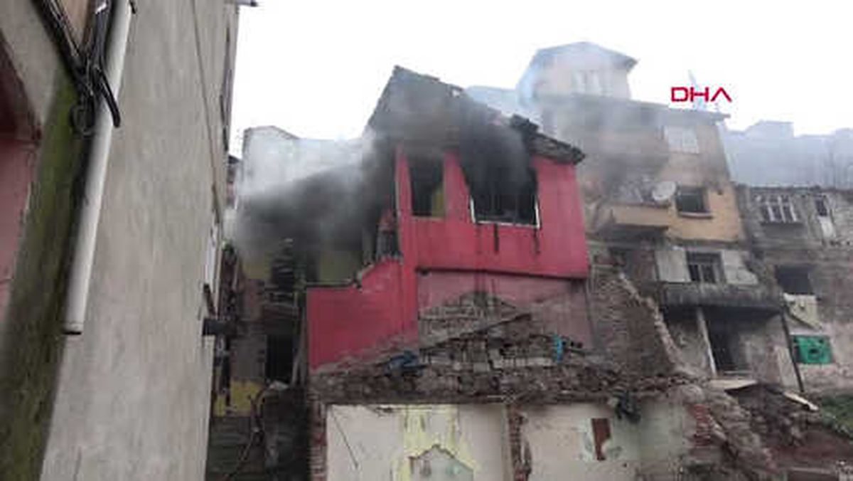 Kocaeli Yanan Evden Eşyalarını Çıkarmaya Çalıştı