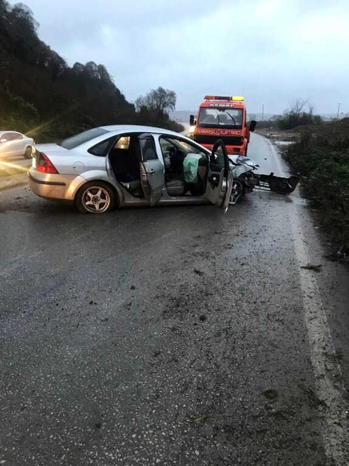 Kontrolden Çıkan Otomobil Aydınlatma Direğine Çarptı: 3 Yaralı