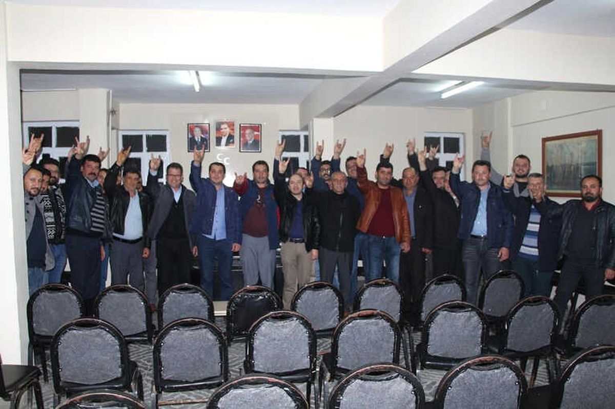 Kula İyi Parti\'den 8 Üye Daha MHP\'ye Geçti
