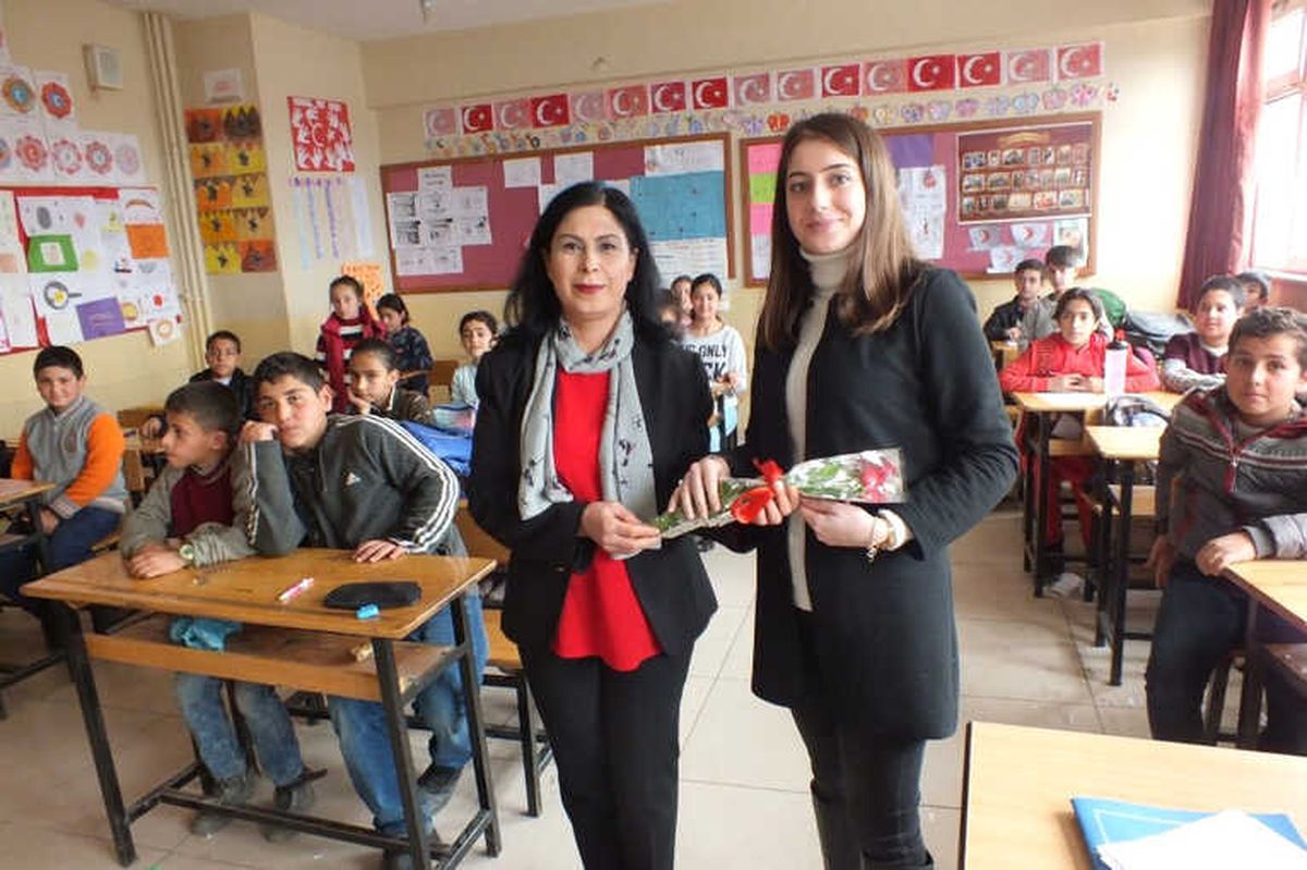 Malazgirt\'te Okul Aile Birliği Başkanı Öğretmenlere Çiçek Dağıttı