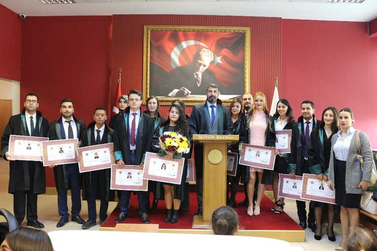 Mersin\'de Stajını Tamamlayan 15 Avukat Yemin Edip Cübbe Giydi