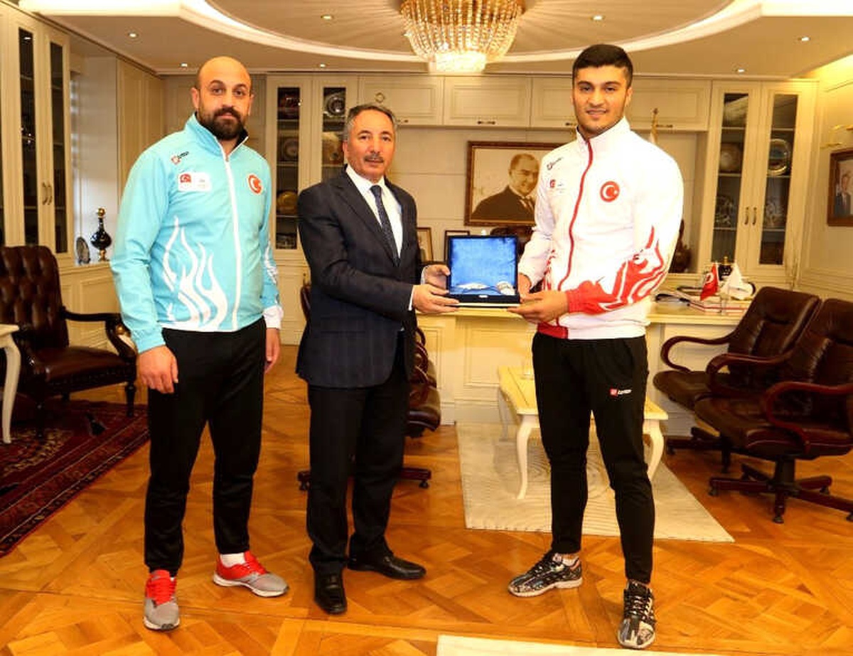 Milli Sporcu Malkan\'dan Rektör Karabulut\'a Ziyaret