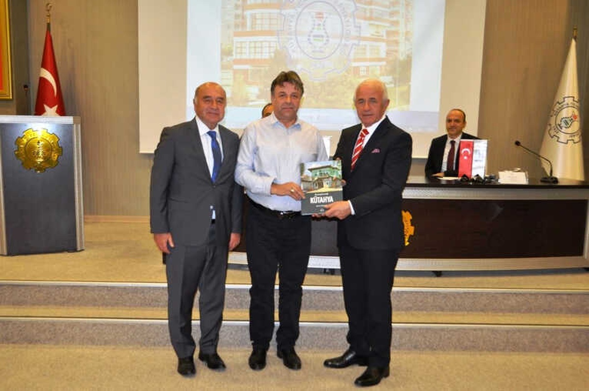 Öğretim Üyesine \'Rengarenk Kütahya\' Eseri Hediye Edildi