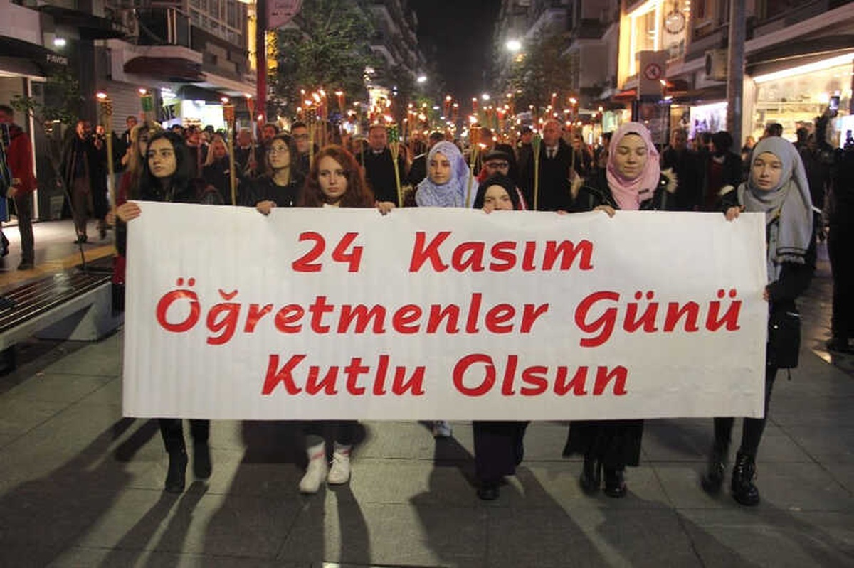 Öğretmen ve Öğrencilerden Fener Alayı