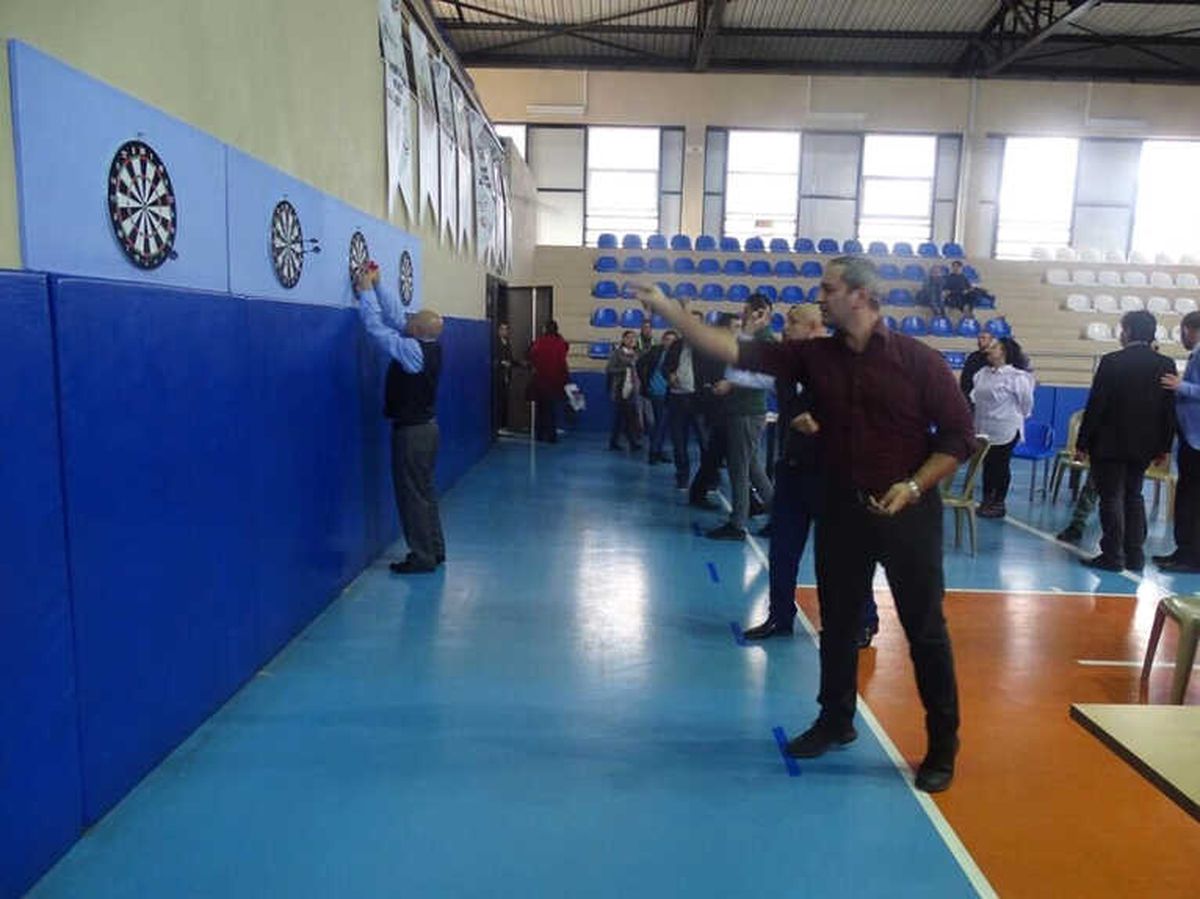 Öğretmenler Dart Attı
