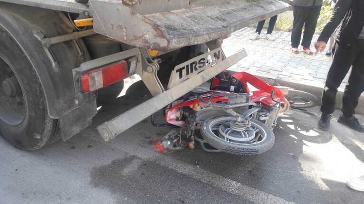 Otomobil Elektrikli Bisiklete Çarptı: 2 Yaralı