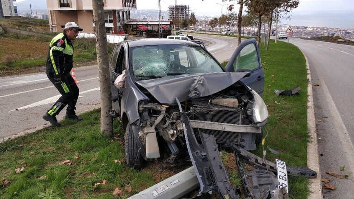 Otomobil Refüjdeki Demir Aydınlatma Direğine Çarptı: 2 Yaralı