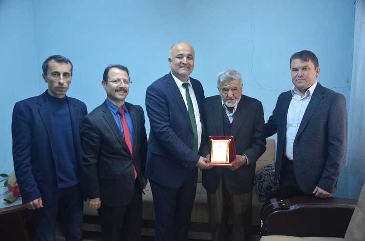 En Yaşlı Öğretmeni Ziyaret Edip Öğretmenler Günü\'nü Kutladılar