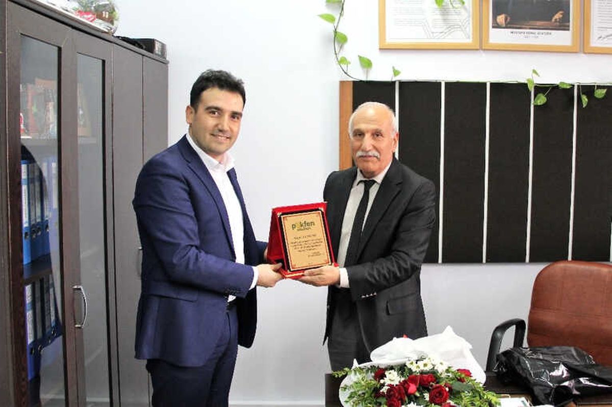 Pekfen\'den Yılın Öğretmenine Plaket