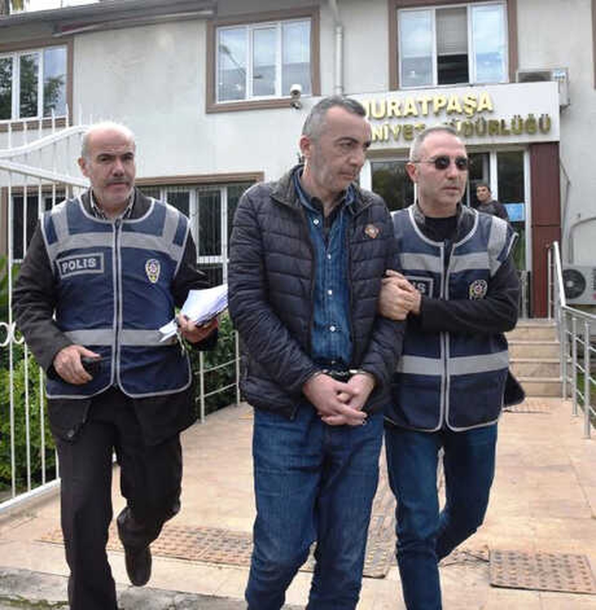 Peruk Takıp Hırsızlık Yapan 2 Gürcü Yakalandı