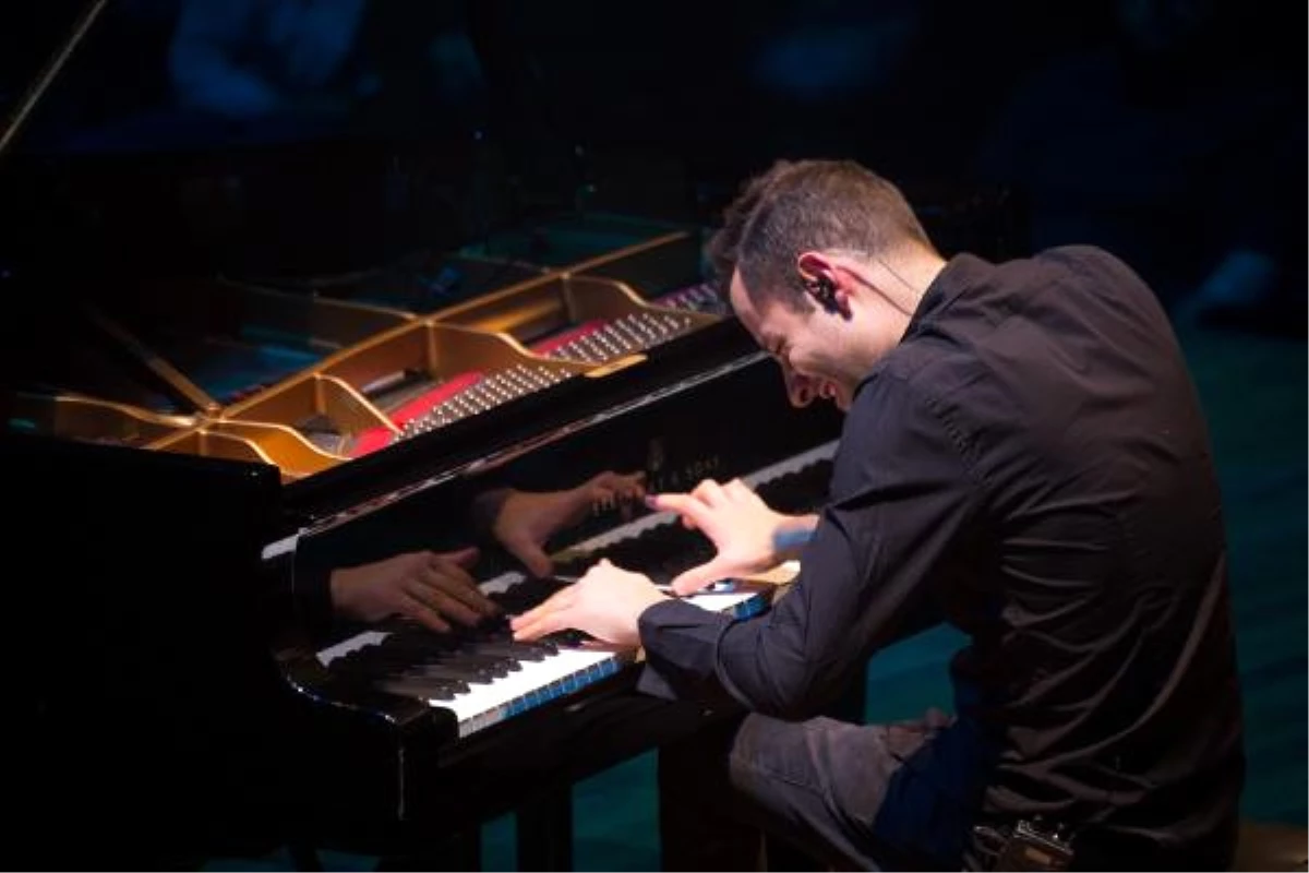 Rekortmen Piyanist, Türkiye\'deki İlk Konserini İzmir\'de Verdi