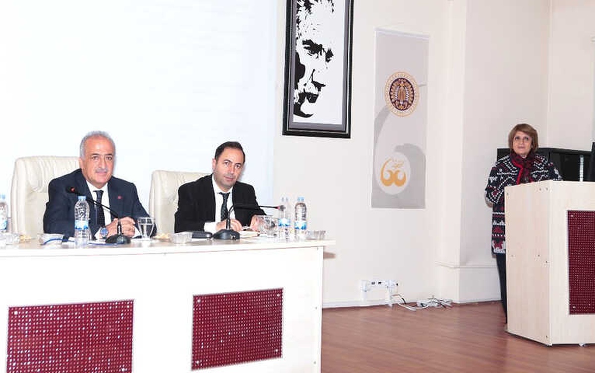 Rektör Çomaklı, Eczacılık ve Fen Fakültesinde Akademisyenlerle Bir Araya Geldi